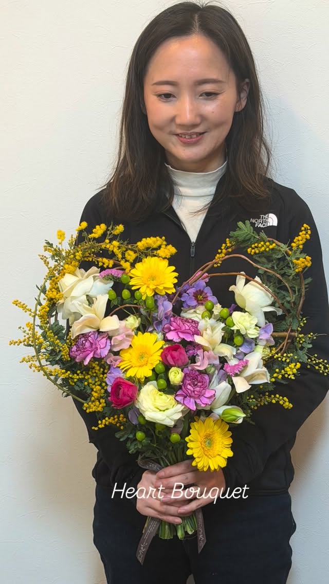 自由が丘　桜新町のフラワースクール　ブルーメンツアウバ　Blumenzauber です。  Keira Style Course 今月はバレンタインが近いので昨年11月に習った、Heart Bouquet   スクールではNFDの資格試験コースの方にも履修していただいています。  チューリップ🌷が市場にたくさん出回っていて、花びらを開そうなホワイトマーベルを選んでみました。  バラはブルゴーニュ。  うふふ、「開く」ことはやっぱりびっくり‼️していただきましたよ♪  是非ぜひみなさんにもご体験いただきたいです。  Keira style Course をご希望の方はプロフィール欄ホームページお問合せボタン🔘より　ケイラスタイルコース　とご記入ください。  カリキュラムやスケジュールなどご連絡させていただきます。  体験レッスンはこちらのコースはございませんのでご了承ください。  資格取得も楽しいKeira Style Course も楽しめるスクールです。  @sawakoueki  @日本フラワーデザイナー協会 #桜新町フラワースクール  #自由が丘フラワースクール  #横浜フラワースクール  #ブルーメンツアウバ  #花の資格