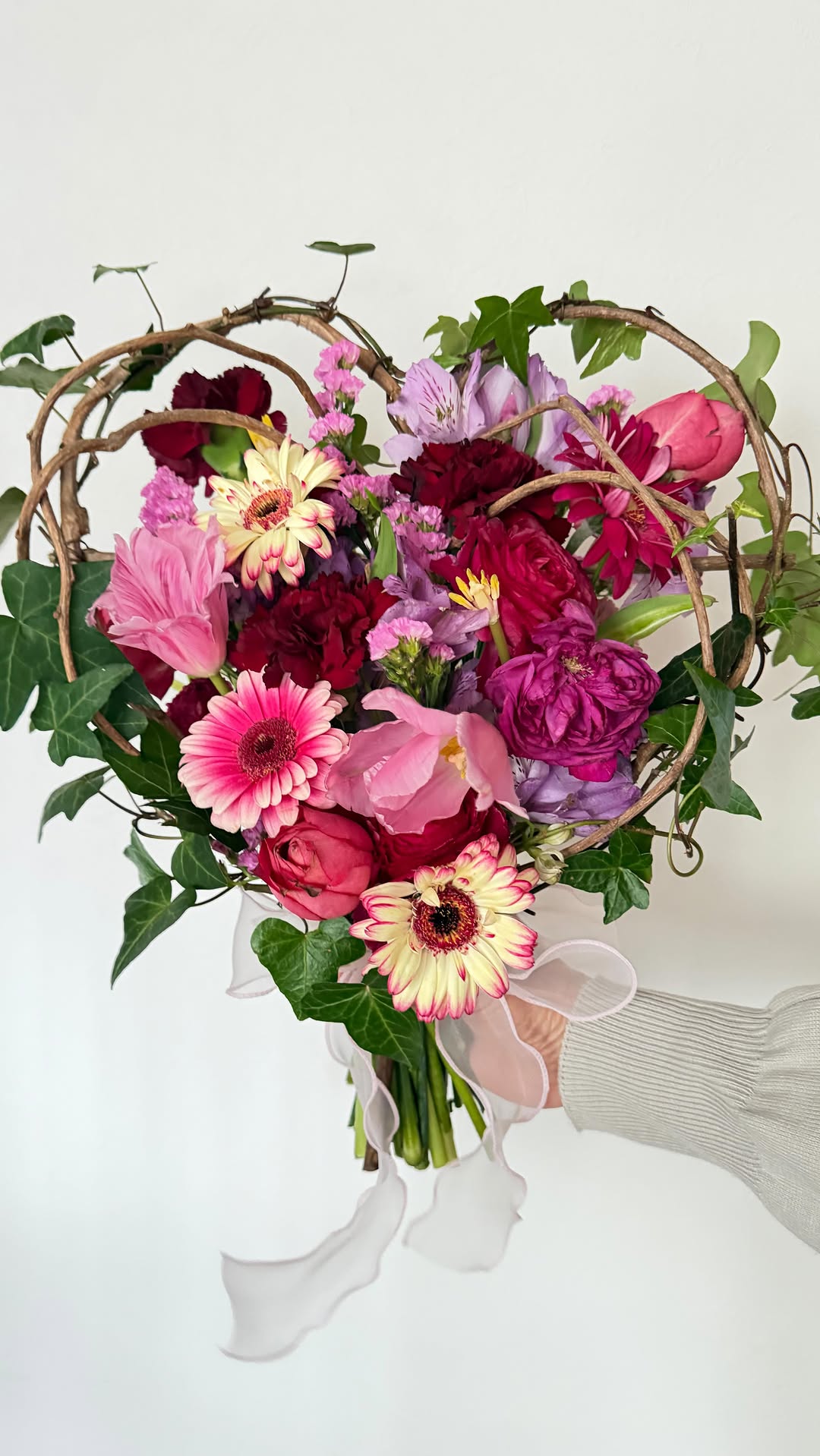 自由が丘　桜新町のフラワースクール　ブルーメンツアウバ　Blumenzauber です。  Keira Style Course は  @keirafleur  で習ったカリキュラムをお教えするコースです。  テクニック、テクスチャーを日本の花で表現します。  スクールでは①単体のコースとして ②資格取得コースカリキュラムの一環として  どちらでも履修いただけます。  スケジュールもお選びいただけます♪ Keira Style Course は現在10カリキュラム。  お問合せはプロフィール欄ホームページお問合せボタン🔘よりお願いします。  春から新しいこと、新しい自分に出逢いませんか？  @sawakoueki  @flowerdesigner_nfd  #桜新町フラワースクール  #自由が丘フラワースクール  #花の資格  #花の仕事  #花束