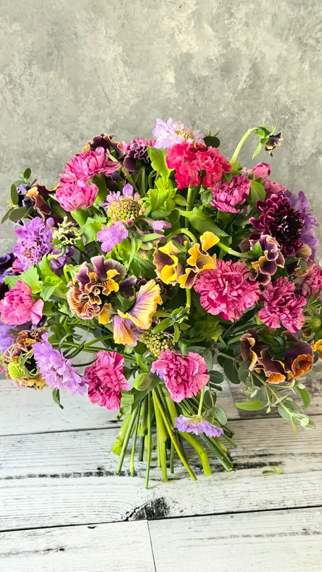 自由が丘　桜新町のフラワースクール　ブルーメンツアウバ　Blumenzauber です。  あっという間の1月でした。  ビオラとスカビオサの花束は時にチューリップ、時にスプレーカーネーションを入れて、色合いもちょっとずつ変わりました。  1月中旬iPhone17プロに機種変更し、画質も良くなりました〜。  撮影方法も持ってみたり、かかげてみたり。  これからも編集をよりよくしたいきたいと思っております。  2月はランのボックスアレンジ。  ランも市場にたくさん。 楽しみです。  スクールではご見学、体験レッスンを受付中。プロフィール欄ホームページお問合せボタン🔘よりお願いします。  @sawakoueki  @flowerdesigner_nfd   #桜新町フラワースクール  #自由が丘フラワースクール  #二子玉川フラワースクール  #花の資格  #花の仕事