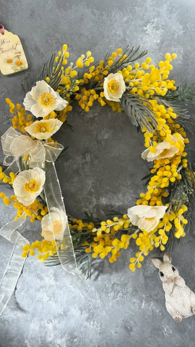 自由が丘　桜新町のフラワースクール　ブルーメンツアウバ　Blumenzauber です。  春を感じるミモザの季節。  生花は花粉が落ちたり、すぐに枯れてしまいますが、アーティフィシャルフラワーならそんな心配もありません。  2月、3月のアーティフィシャルフラワー1Ｄayレッスンはミモザとポピーのリースです。  アーティフィシャルフラワーはは生花ではできないことができる魔法の花材です。  水、暑さ、寒さ、配送などの困難克服できます。  スクールの先生もレッスンに導入してメリットを感じることと思います。  アーティフィシャルフローリスト®︎を目指す方もレッスンにはいらっしゃいます。  ビジネスに、スクールの新たな柱としてアーティフィシャルフラワーを学びませんか？  @sawakoueki  @jafa.artificial.flower  @jafa.artificialflower.taiwan  @flowerdesigner_nfd  #桜新町フラワースクール  #自由が丘フラワースクール  #花の資格  #花の仕事  #アーティフィシャルフラワー