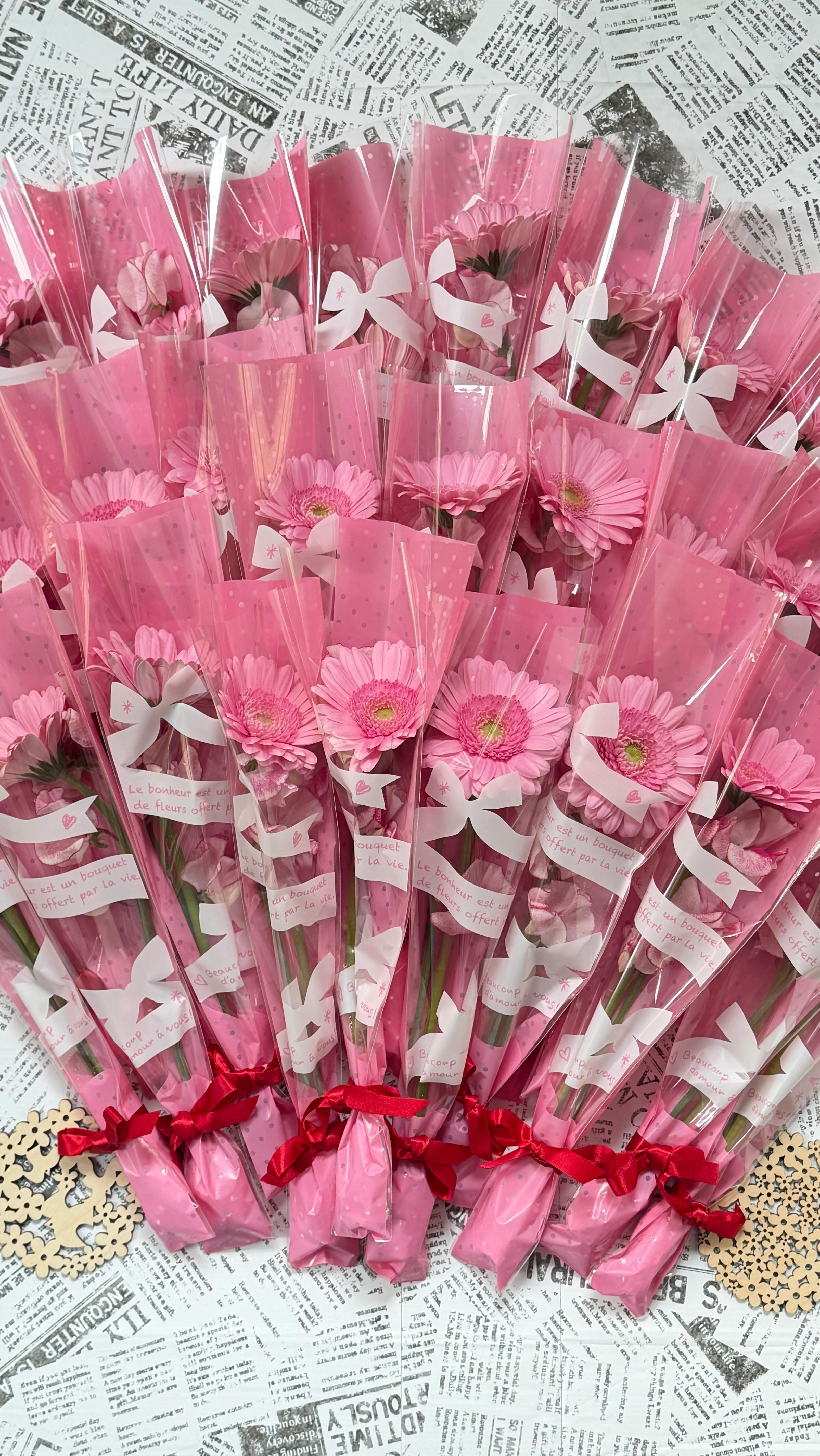 自由が丘　桜新町のフラワースクール　ブルーメンツアウバ　Blumenzauber です。  先週は卒園式対応でバタバタでした。投稿もお久しぶりです〜🤣  一人で仕入れから納品、請求書に納品書までと仕事がたくさんあり、さらに土曜日が公認校試験でしたので、花材確保など久しぶりに太田市場にもこんにちはしてきました。  卒園式は色を揃えて欲しいとのことで、マーガレットも演台のお花も、さらには一人一人にお渡しする花束も桜色にさせていただきました。  以前は予算の関係で演台の花を花束にしていたようですが、私は当日の先生方の多忙ぶりがわかりますので、納品をご依頼いただきました昨年はわけました。  とても気に入っていただいたようで今年もご指名いただきましたので、がんばりましたー。  花を楽しんでいただいて、幸せになっていただくにはやはり小さい時から花に触れないとですよね。  幸せのタネ😊まかせていただき感謝いたします。  @sawakoueki  @flowerdesigner_nfd  #桜新町フラワースクール  #自由が丘フラワースクール  #卒園式