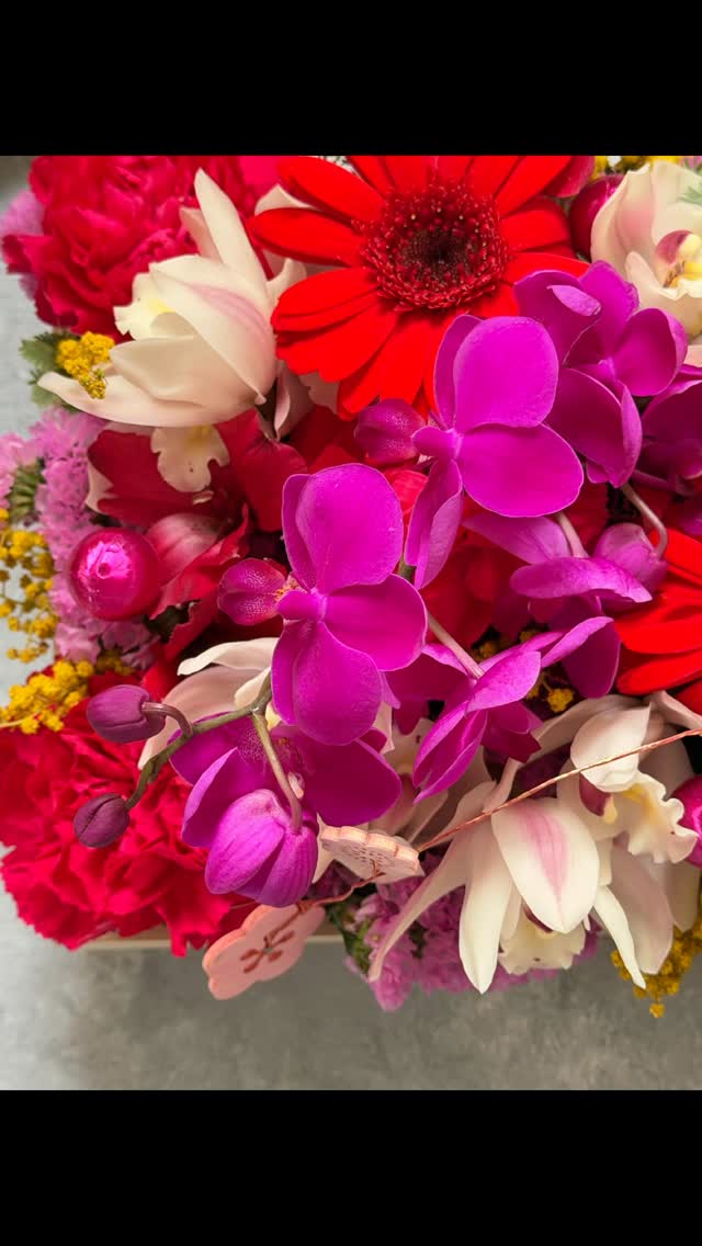 自由が丘 桜新町のフラワースクール ブルーメンツアウバ Blumenzauber です。 今日は猫の日。2月22日 ニャンニャンニャン🐈 今月はランのボックスアレンジを皆様に制作していただいております。 毎回仕入れの都合で花材が少し変わりますが、先週は小さなシンピジウムが入りました。 華やかさが増します♪ にゃんこたちも応援📣 コミカルに仕上がりました。 スクールでは、体験レッスン、ご見学は随時受け付けております。 趣味で楽しむコース NFD資格試験コース JAFA 資格試験コース Keira Style Couse Wedding Flower Couse ワンデイレッスン お好きなコースをご利用いただけます NFD公認校 1.2.3級は当校にて受験可能 JAFA 理事校 です。 お申込み、お問合せはプロフィール欄ホームページお問合せボタン🔘よりお願いします。 @sawakoueki @flowerdesigner_nfd #桜新町フラワースクール #自由が丘フラワースクール #二子玉川フラワースクール #花の資格 #ラン