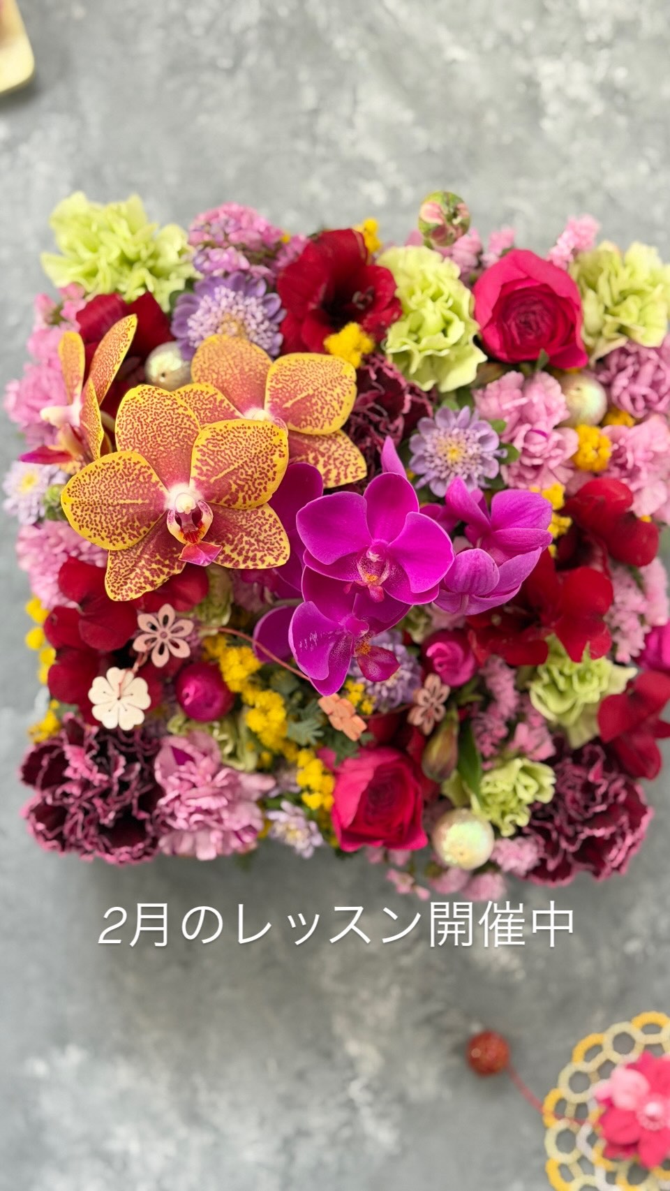 自由が丘　桜新町のフラワースクール　ブルーメンツアウバ　Blumenzauber です。  ランのボックスアレンジ今週末で終了です。  コチョウラン、シンピジウムなどをたくさん詰め込んでみました。  毎週花材がかわり楽しませていただいております。  教える私が1番たのしんでいるかもしれません。  明日も市場でどんな花と出会えるのかワクワクします。  桜🌸が咲きそうな陽気ですが、ランの旬をいましばらく楽しみたいと思います。  スクールでは体験レッスン、ご見学を随時受付中です。  プロフィール欄ホームページお問合せボタン🔘からお申込みお願いします。  @sawakoueki  @flowerdesigner_nfd  #桜新町フラワースクール  #自由が丘フラワースクール  #二子玉川フラワースクール  #花の資格  #花の仕事