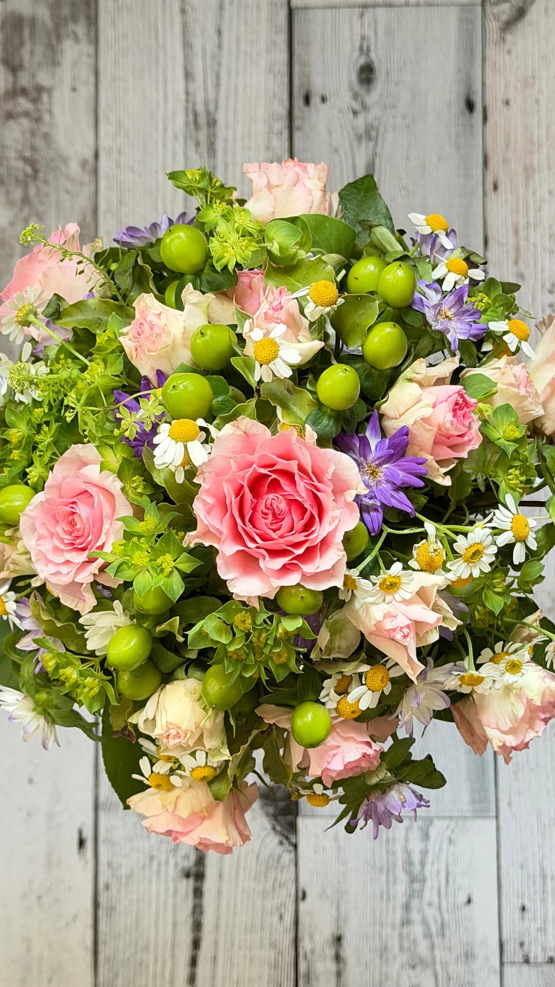 自由が丘 桜新町のフラワースクール ブルーメンツアウバ Blumenzauber です。 今日は寒くなりましたね。 冬に逆戻り。 そんな中、連日試験対策です。 あと2週間で本番の三級のお2人と、6月をめざす3人。 努力はウソをつきません。 合格目指して頑張りましょう。 スクールでは体験レッスン、ご見学を随時受付中です。 プロフィール欄ホームページお問合せボタン🔘よりお願いします。 @sawakoueki @flowerdesigner_nfd #桜新町フラワースクール #自由が丘フラワースクール #二子玉川フラワースクール #花の資格 #花の仕事