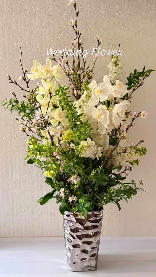 自由が丘　桜新町のフラワースクール ブルーメンツアウバ　Blumenzauber です。  Wedding の花  ご依頼は一言　予算のみでした  でもこちらからhearing  啓翁桜とシンピジウムにコデマリを添えて、春らしく落ち着いた雰囲気に  @sawakoueki  @flowerdesigner_nfd   #2026年春婚