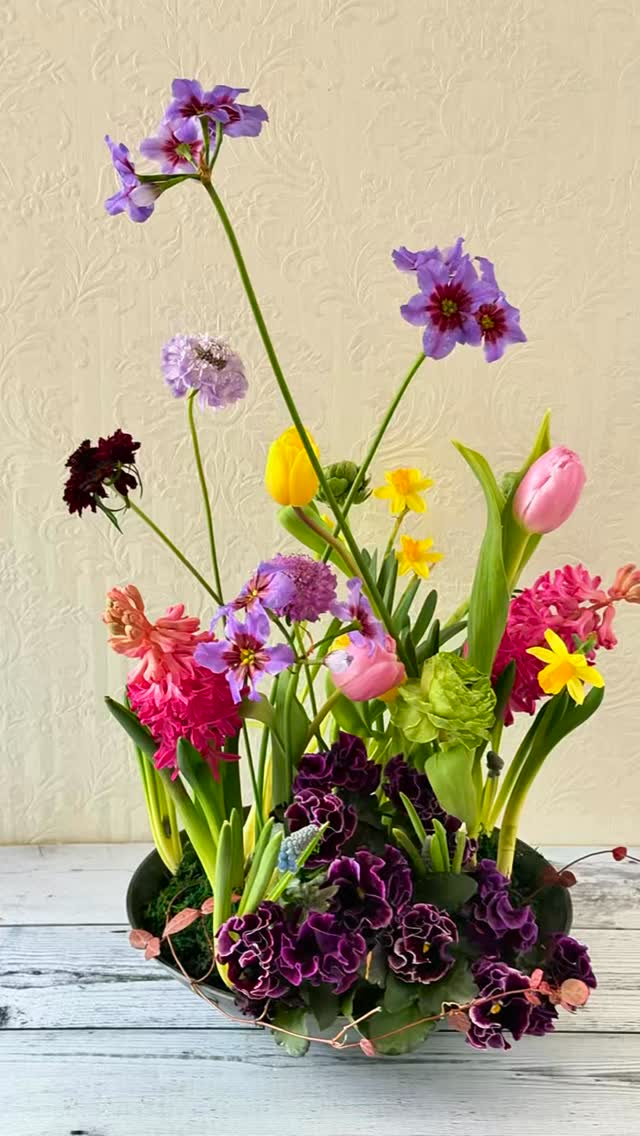 自由が丘 桜新町のフラワースクール ブルーメンツアウバ Blumenzauber です。 3月に入りました。 ワンデイレッスンは寄せ植え風アレンジです。 市場には球根の花たちがたくさん入荷。 毎回花材は変わります。 今週はヒヤシンスがマゼンタカラー🩷 全体的に明るい雰囲気です。 素敵でしょ💓 若干の空きが 3月10日(火)、26日(木)にございます。 お問合せはプロフィール欄ホームページお問合せボタン🔘よりお願いします。 @sawakoueki @flowerdesigner_nfd #桜新町フラワースクール #自由が丘フラワースクール