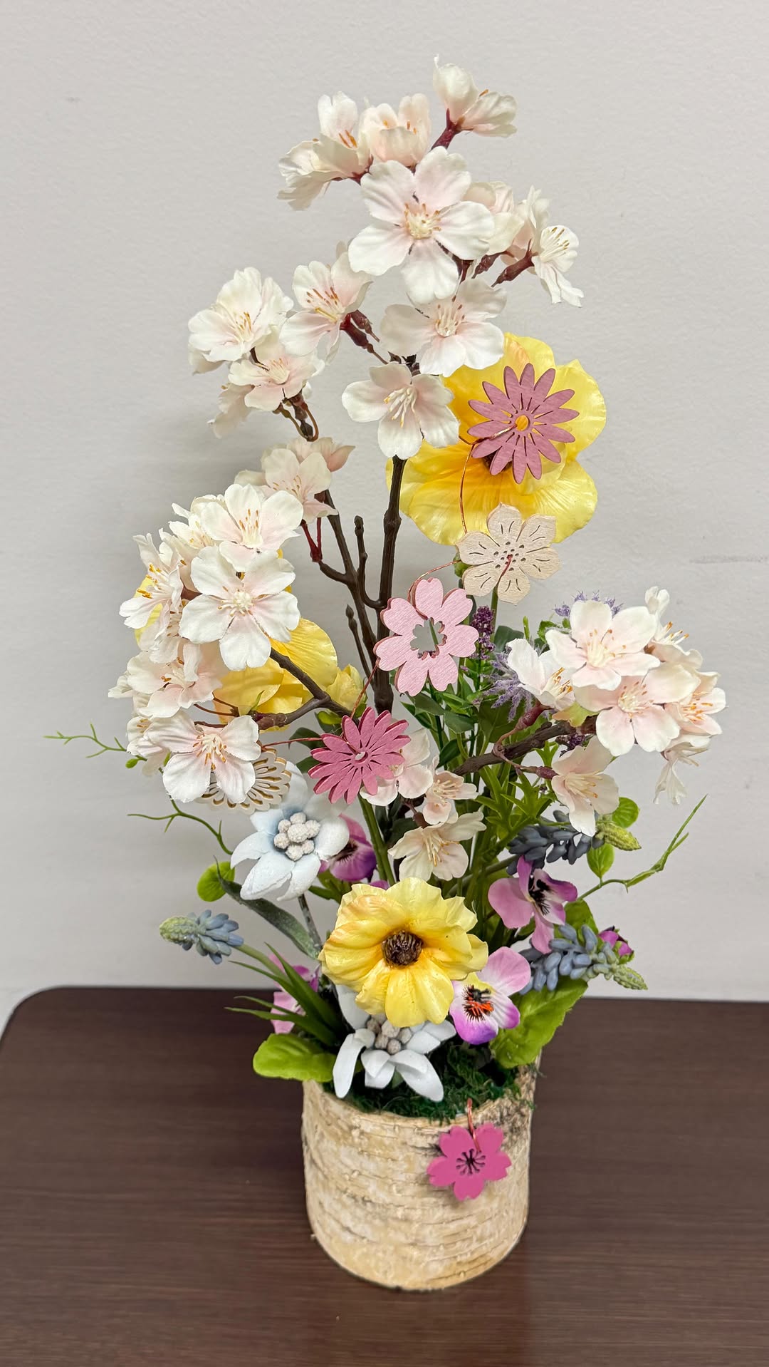 自由が丘 桜新町のフラワースクール ブルーメンツアウバ Blumenzauber です。 毎月第一木曜日はよみうりカルチャー川崎。 昨年の10月で10年目に入りました。 5年学んでくださいました3人、4年のおひとりと皆様3月で卒業いたします。 楽しいひと時をありがとうございました。 これからは時々自由が丘のサロンにお出かけくださるとか。嬉しいことです。 講座は9月までお休みさせていだだきまして、新たなコースとして10月より同じ第一木曜日10時半より再スタートいたします。 新講座の体験レッスンは9月24日木曜日に予定しております。 詳細が決まりましたらInstagramや新聞折込などにて告知して参ります。 お問合せはよみうりカルチャー川崎 0442215590 お電話ください @sawakoueki @yomicul_official #桜新町フラワースクール #自由が丘フラワースクール #よみうりカルチャー川崎 #花の資格