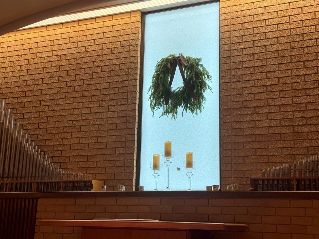 自由が丘　桜新町のフラワースクール　ブルーメンツアウバ　Blumenzauber です。  まだ寒かった1月、結婚式のための💒装飾を頼まれた生徒のSさん。  直径70センチ越えのグリーンリースをチャペル⛪️にとのご依頼。  おりしもクリスマス商材が店頭から消えたあとで、グリーン類の調達に苦労して制作。  ウエディングの花のご注文は、受けた時から両家の皆様への責任を背負うことになります。  いただいたお写真を見て、安堵して、喜んでいただいて、ご満足していただいたのかなと思い、これが仕事であり、当たり前なんだと思うのでした。  とにかくよかったよかった。  スクールでは4月スタートのKeira Style Course 、NFD資格試験コースの募集中。  お問合せ、ご見学はプロフィール欄ホームページお問合せボタン🔘からお願いします。  春はもうすぐ。 新しいこと始めませんか？  @sawakoueki  @flowerdesigner_nfd  #資格取得  #桜新町フラワースクール  #自由が丘フラワースクール