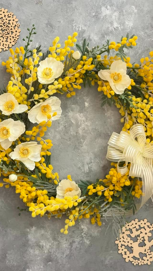 自由が丘　桜新町のフラワースクール　ブルーメンツアウバ　Blumenzauber です。  桜🌸の開花がまもなくの今日。  卒園式、卒業式、結婚式、公認校試験とバタバタでしたが、納品後の喜びのお声も聞けて、安堵しています。  公認校試験の結果は2週間後。  レッスンではミモザのレッスンが終了いたしました。アーティフィシャルフラワーでリースをお作りいただきました方々の作品です。  リボンやお花の配置が違うのでよくご覧下さい♪  スクールでは春の体験レッスン、ご見学受付中です。  お問合せはプロフィール欄ホームページお問合せボタン🔘よりお願いします。  春から新しいことはじめませんか？  @sawakoueki  @flowerdesigner_nfd  #桜新町フラワースクール  #自由が丘フラワースクール  #花の資格  #ミモザ