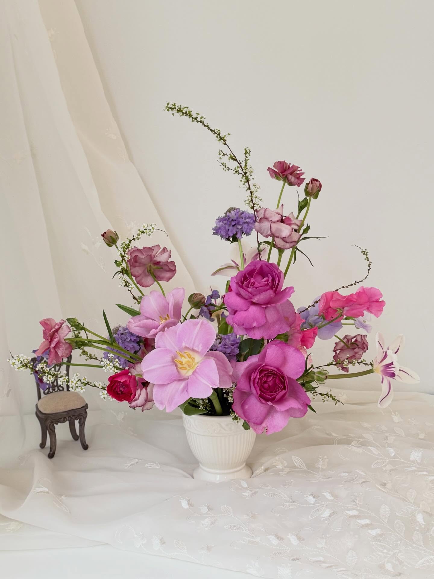 自由が丘　桜新町のフラワースクール　ブルーメンツアウバ　Blumenzauber です。  昨年9月からスタートしたKeira Style Course .  今月は基本のアレンジ。  チューリップの季節ですので、  @keirafleur   で習ったチューリップの開き方もやってみました。日本のチューリップなかなかしっかりとしているので、開きやすさは違いましたが、エレガントな雰囲気は体感していただきました❗️  バラはイブピアッチェを開いて。  Keira Style Course は来月もカリキュラムが増えます。  お問合せはプロフィール欄ホームページお問合せボタンよりお願いします。  今ホームページもリニューアル中ですので、より受けやすいシステムになります。  @sawakoueki  @keirafleur  @flowerdesigner_nfd  #keirafleur  #自由が丘フラワースクール  #桜新町フラワースクール  #花の資格