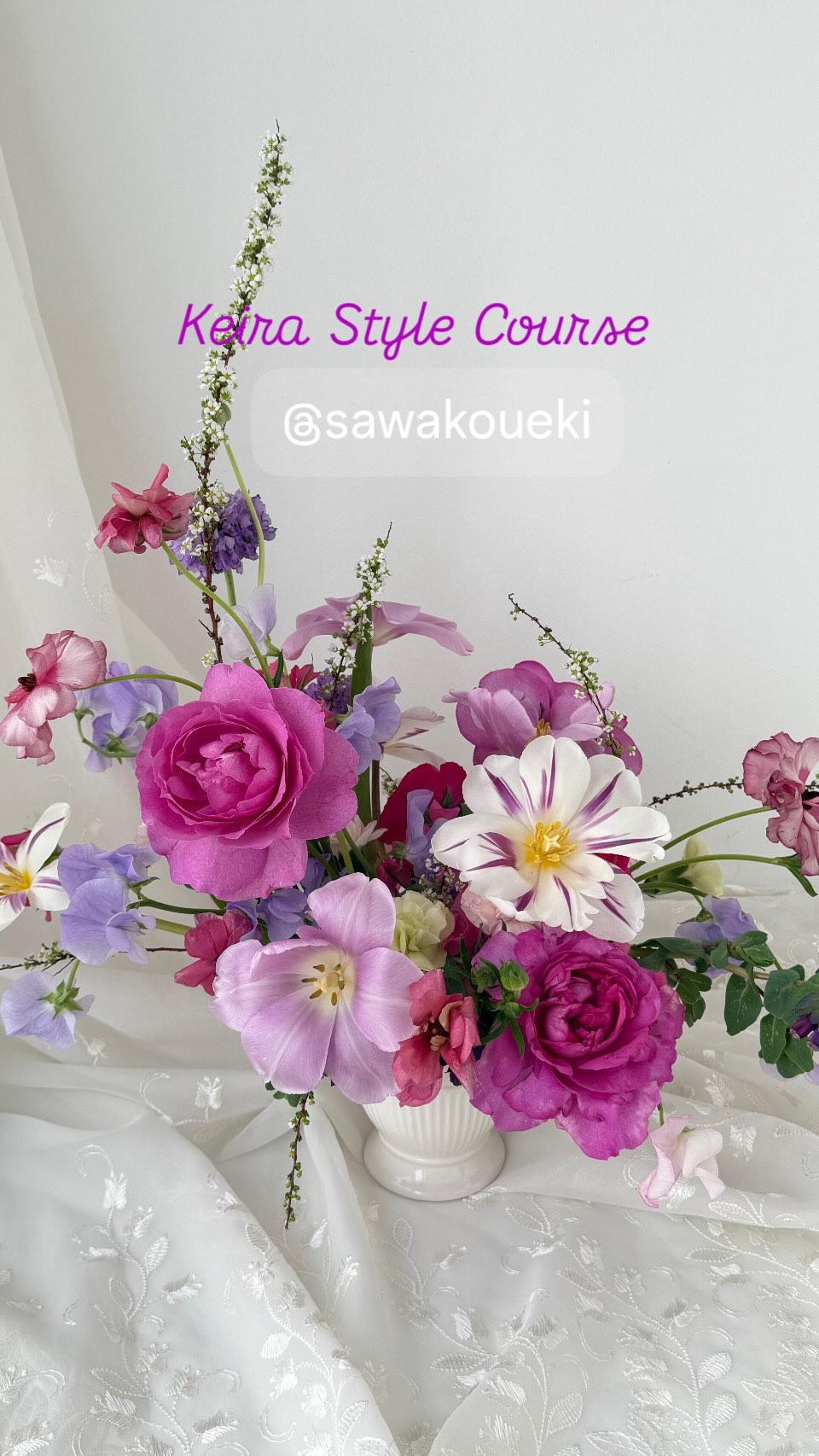 自由が丘　桜新町のフラワースクール　ブルーメンツアウバ　Blumenzauber です。  桜🌸が咲きはじめて今は3分咲きくらいですね。  明日は卒業式。校庭で最後のドッジボール大会をしていた近くの小学校🏫  卒業前の楽しい時間に桜🌸が微笑んでいました。  今月のKeira Style Course は基本のアレンジメント。  理論を理解していただくために、アーティフィシャルフラワーでスタイルをお見せしながら、さらにKeirafleur の本を横に置いて。  花材は日本のフラワーで。 チューリップも2種類、開けそうな品種で。  でもすぐにまたもとに戻るのです日本のチューリップは。🤣　 オランダ🇳🇱のチューリップは開きやすかった🌷  風が通るようなたおやかな雰囲気  是非ご体験ください  お問合せはプロフィール欄ホームページお問合せボタンより　Keira Style に興味あり　とお書きください。  次回はスパイラルの花束💐  お待ちしております。  @sawakoueki  @keirafleur  @flowerdesigner_nfd  #桜新町フラワースクール  #自由が丘フラワースクール  #花の資格  #keirafleur