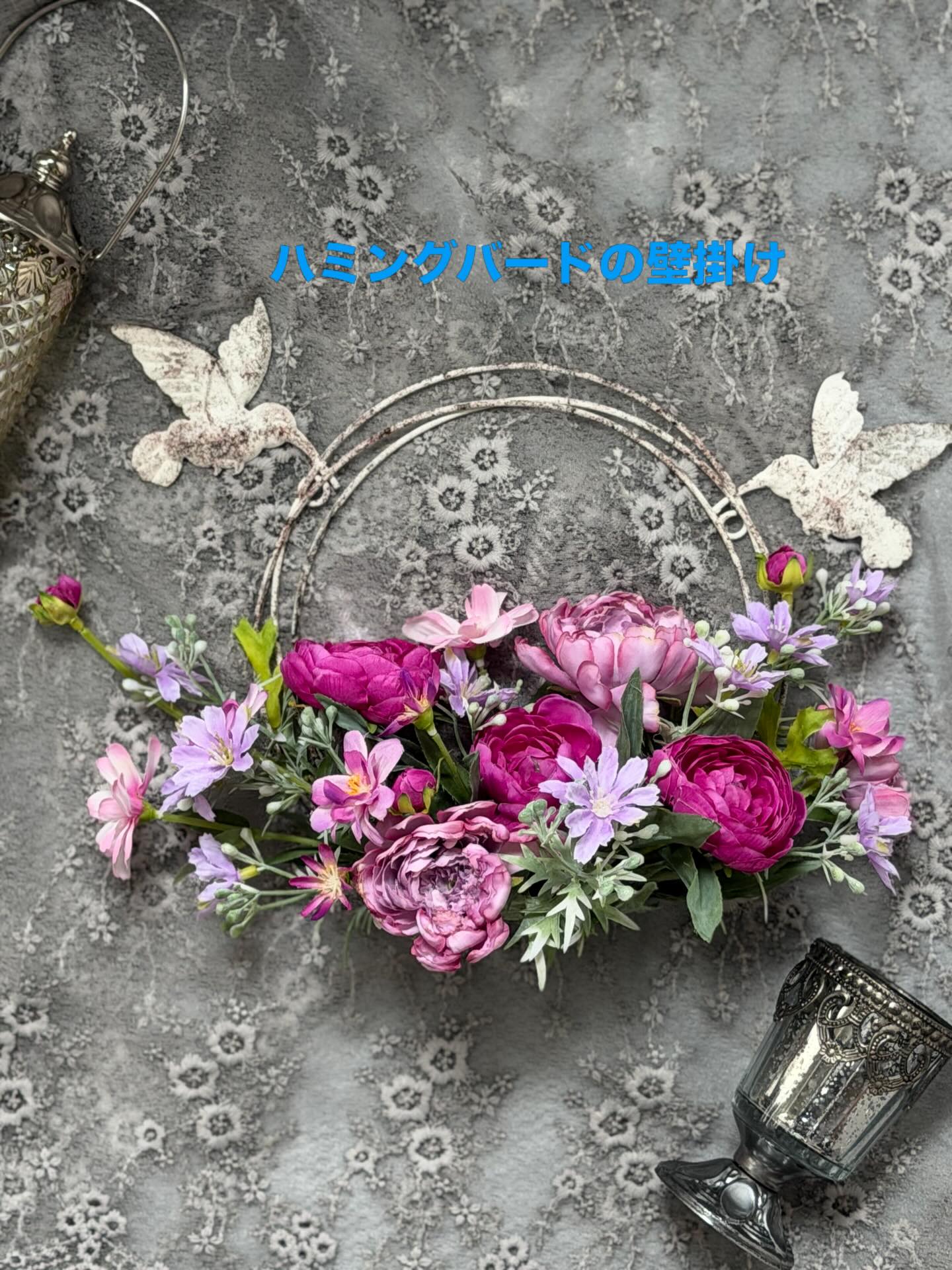 自由が丘 桜新町のフラワースクール ブルーメンツアウバ です。 4月〜7月までのアーティフィッシャルワンデイレッスンの作品です。 最初の作品ハミングバードの壁掛けは残り1となりました。大人気です。 バラのトピアリーは高さ25センチ程度。 これから季節お部屋のインテリアとして。 夏といえば多肉植物。器も編んで、アレンジとして、また壁掛けとしても楽しめる。 クラッチタイプの花束は夏らしいブルーパープルとイエローオレンジのビタミンカラーの2タイプをご用意しました。 ビタミンカラーの花束はおしゃれなお手軽ラッピングも。 お申込み、お問合せはプロフィール欄ホームページお問合せボタン🔘より。 スクールでは春の体験レッスン、見学を受付中。 @sawakoueki @flowerdesigner_nfd #自由が丘フラワースクール #桜新町フラワースクール #アーティフィシャルフラワー #花の資格 #日本アーティフィシャルフラワー協会